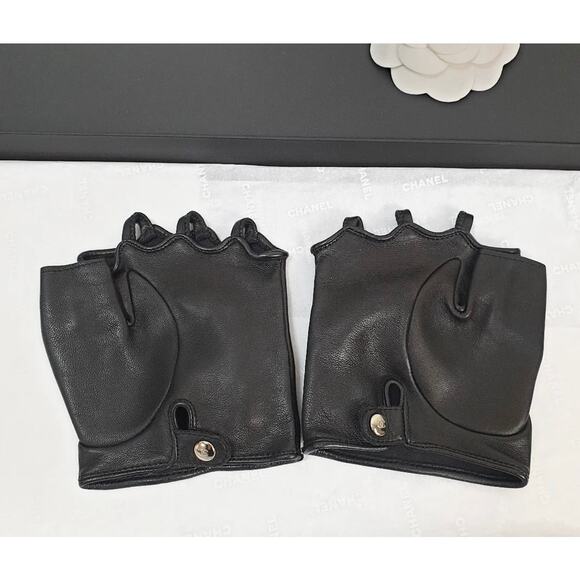 NWOB CHANEL Lambskin Black CC Logo Bow Fingerless Gloves Mittens  -7.5 - Picture 3 of 6